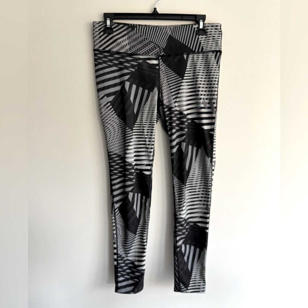 Gap Fit Black and Gray Geometric Leggings